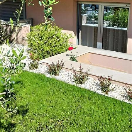 Zenta With Free Private Parking Split