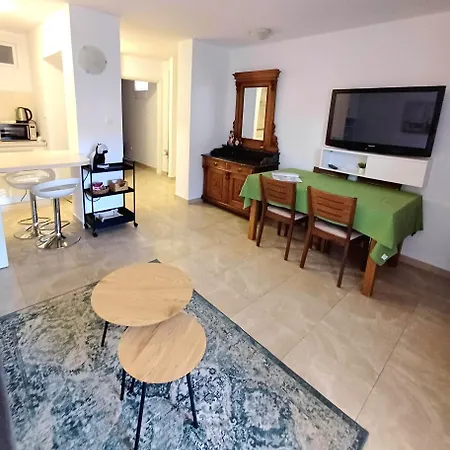 Zenta With Free Private Parking Apartment